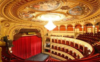 Mahenovo divadlo - divadelní sál s jevištěm